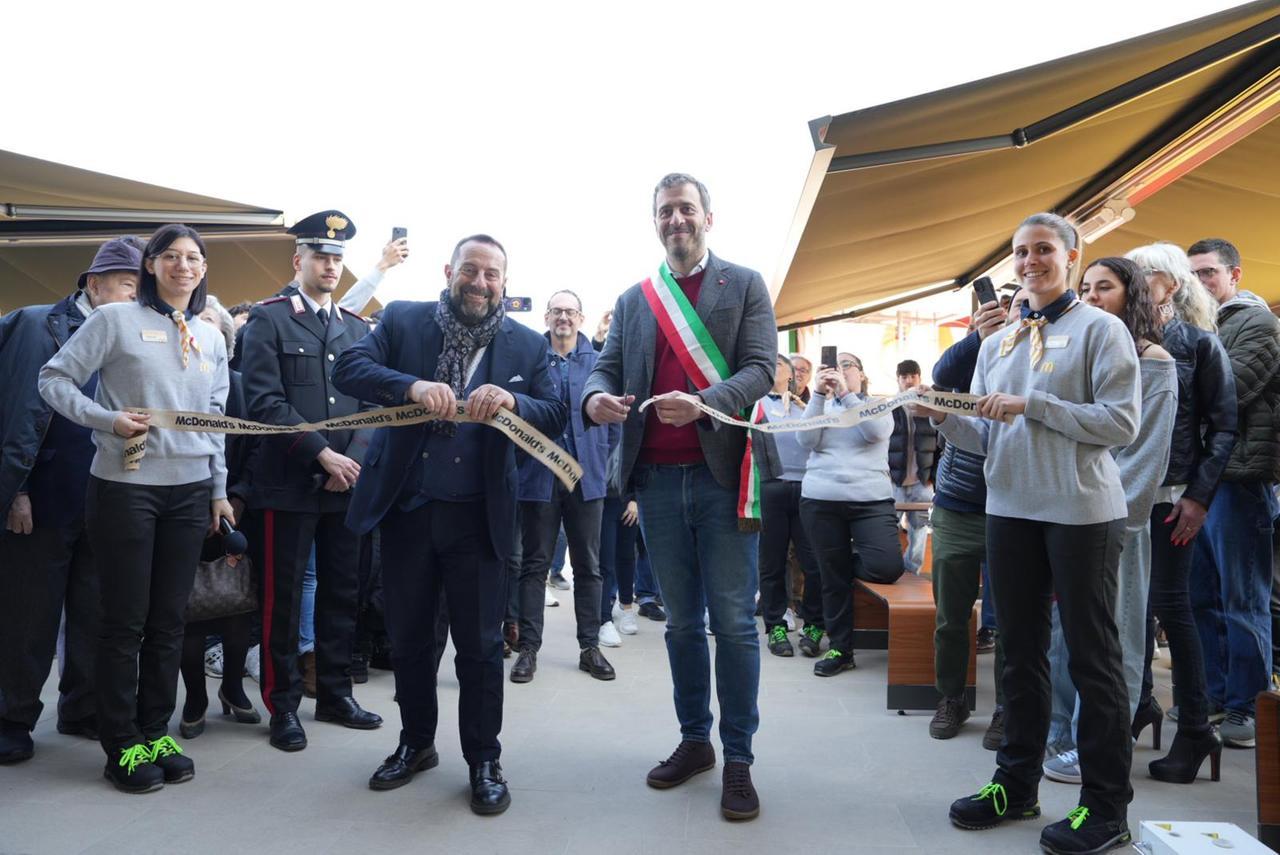 Aperto il McDonald’s ad Argenta, centinaia di persone dopo l’inaugurazione