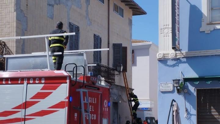 Non risponde al telefono, i familiari lanciano l’allarme: uomo trovato morto in casa
