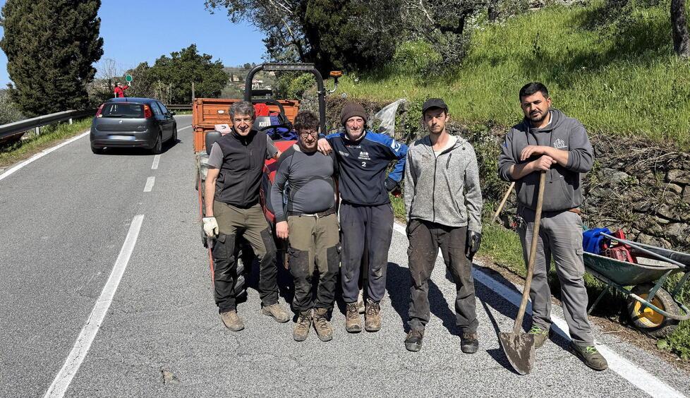 
	Il gruppo di operai-volontari sul San Baronto (foto Nucci)


