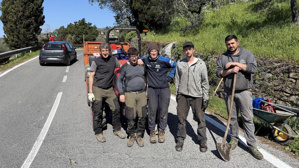 Il gruppo di operai-volontari sul San Baronto (foto Nucci)