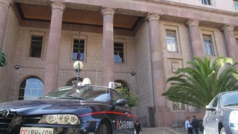 Spacca un finestrino e scappa: arrestato dai carabinieri in pieno centro