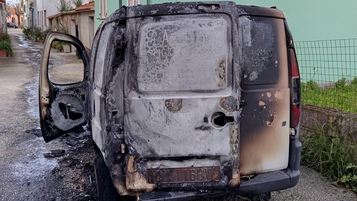 Fiat Doblò dato alle fiamme in centro