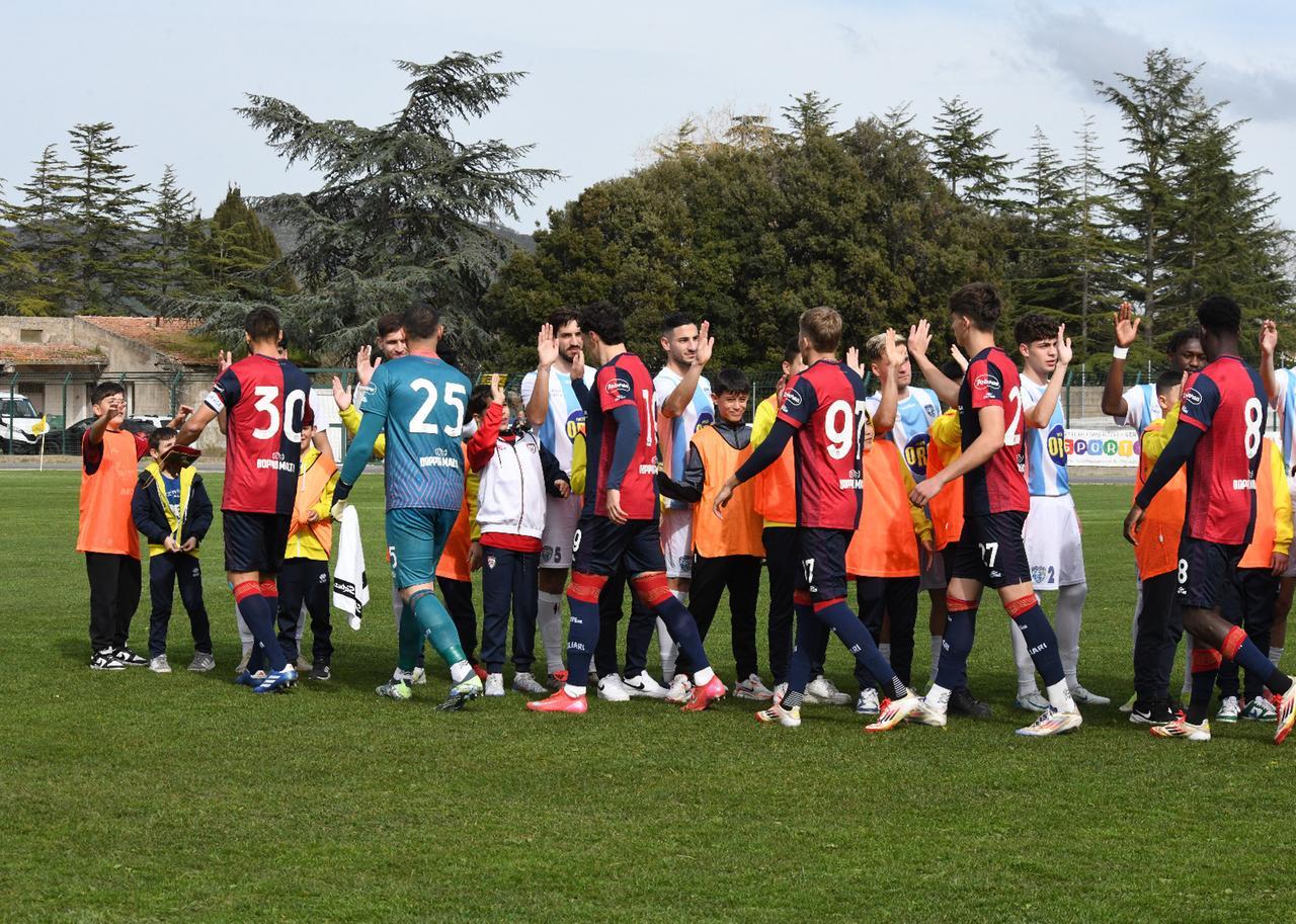 
	Il saluto tra i giocatori prima dell'amichevole

