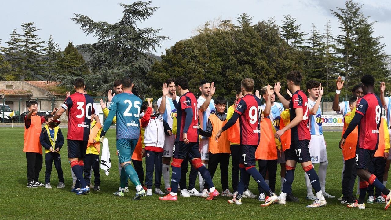 Il saluto tra i giocatori prima dell'amichevole