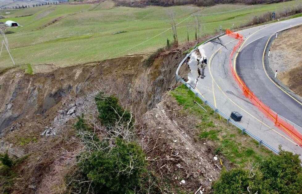 Volterra, strada 68 riaperta ad auto e bus: controlli per il rispetto dei divieti