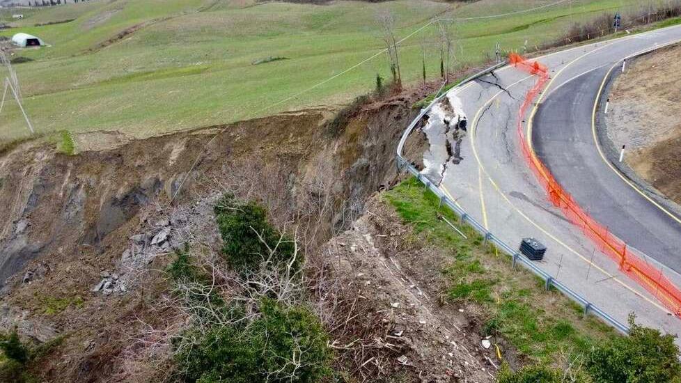 Volterra, strada 68 riaperta ad auto e bus: controlli per il rispetto dei divieti