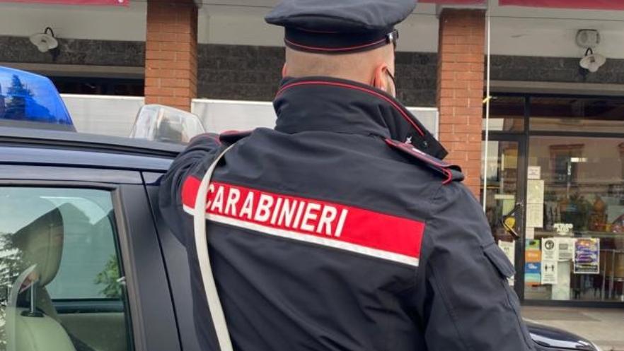 Guastalla, minaccia con una pistola la commessa del Ditutto Market e si fa consegnare 500 euro
