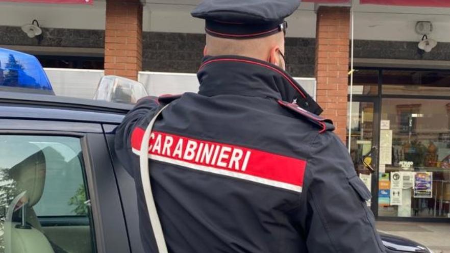 Guastalla, minaccia con una pistola la commessa del Ditutto Market e si fa consegnare 500 euro