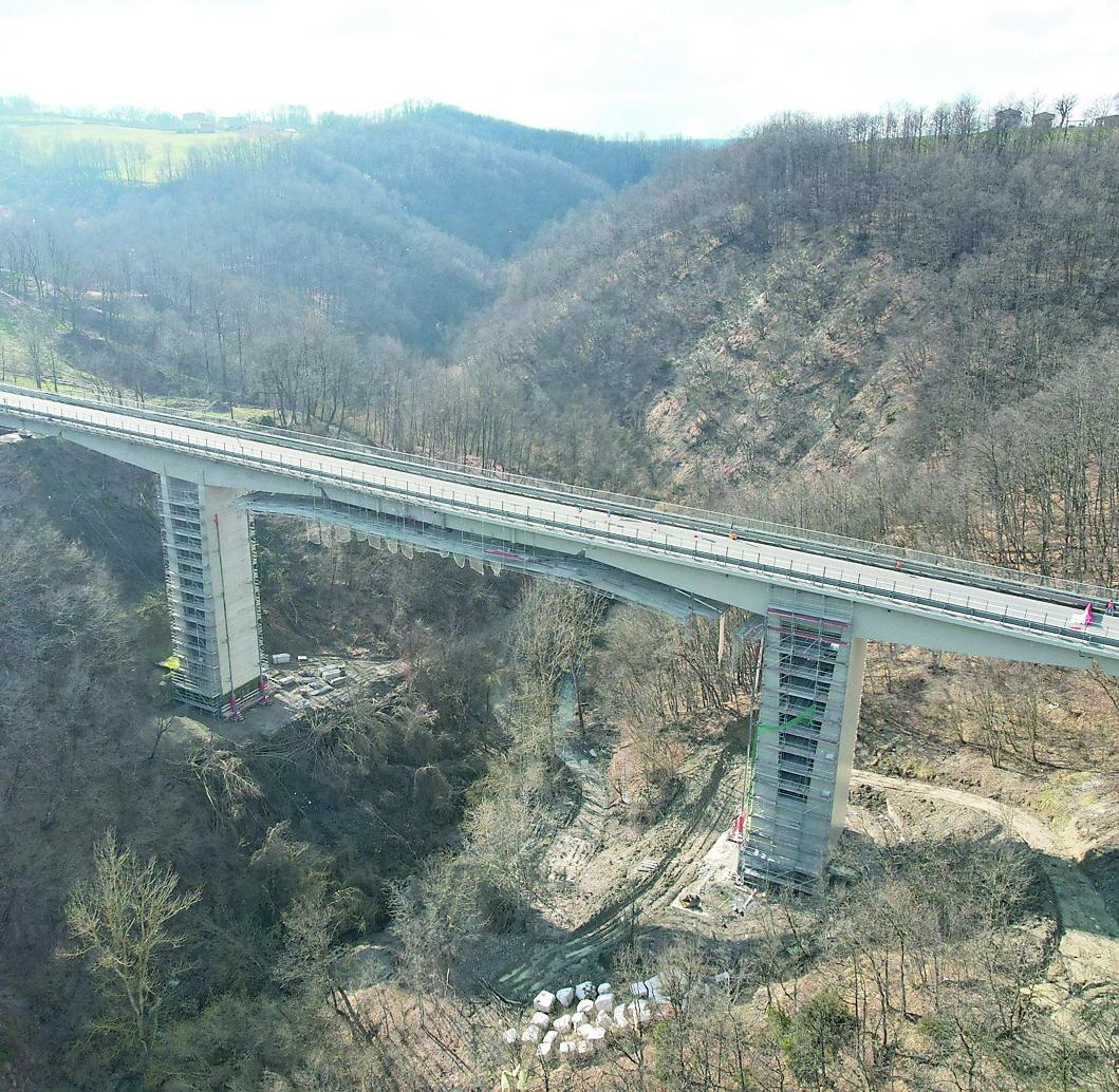 
	Un'immagine dall'alto del viadotto chiuso sulla Nuova Estense a Serramazzoni

