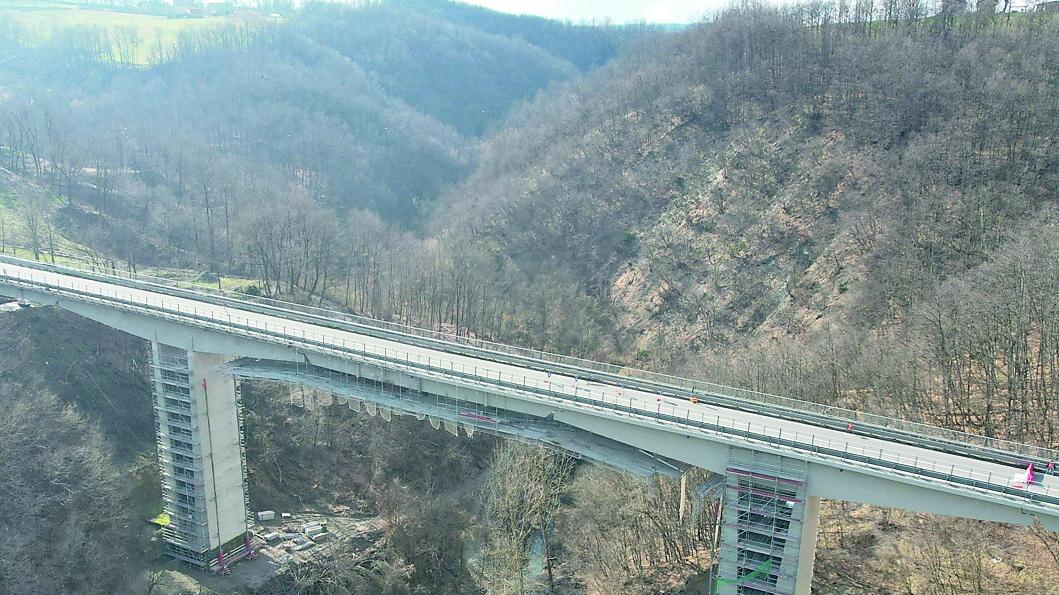 Un'immagine dall'alto del viadotto chiuso sulla Nuova Estense a Serramazzoni