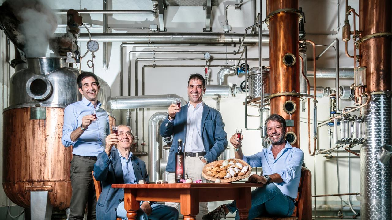 Il regno dei fratelli Rau: nella distilleria non solo il mirto, ma anche la Pecora nera e il gin