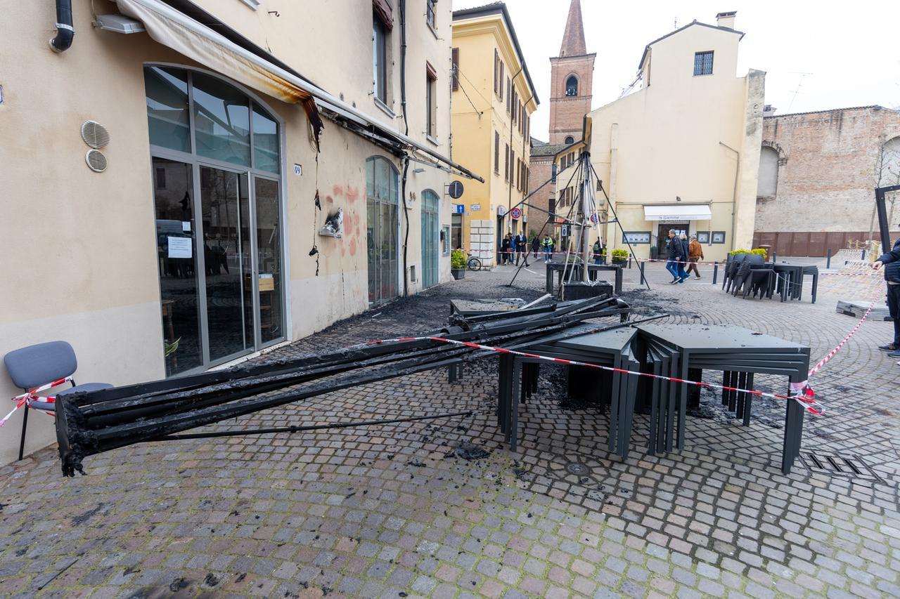 Bruciato il dehors di Bisboccio in piazza Cortevecchia, c’è dolo: la ricostruzione