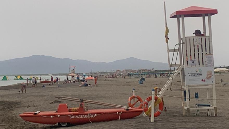 Sos bagnini sulle spiagge libere di Cecina: deserto il bando per le torrette