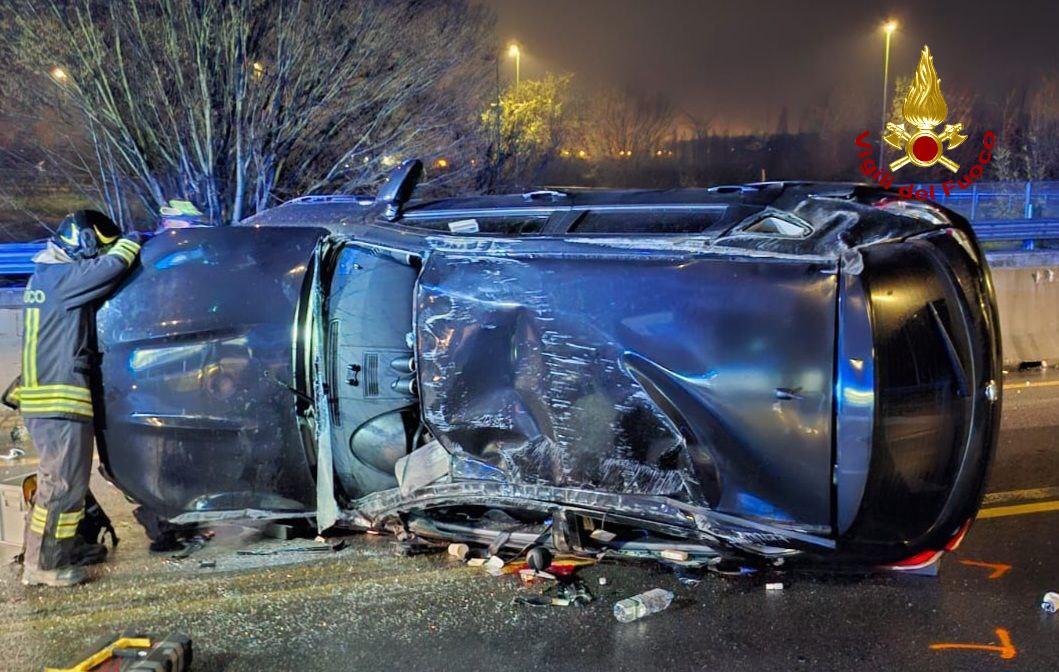Un auto si ribalta in tangenziale, due i feriti