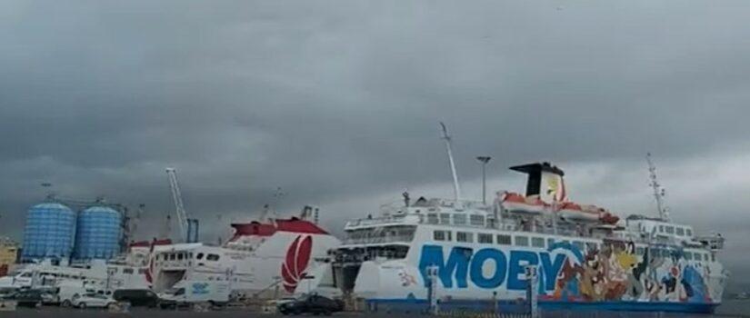 Forte vento di scirocco, a banchina le prime navi per l’Elba