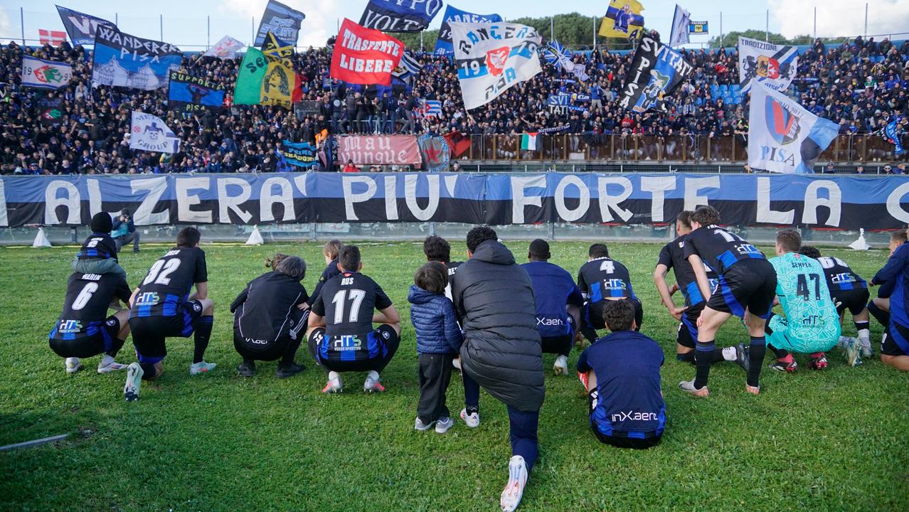 Squadra e tifosi, insieme, dopo la partita col Mantova