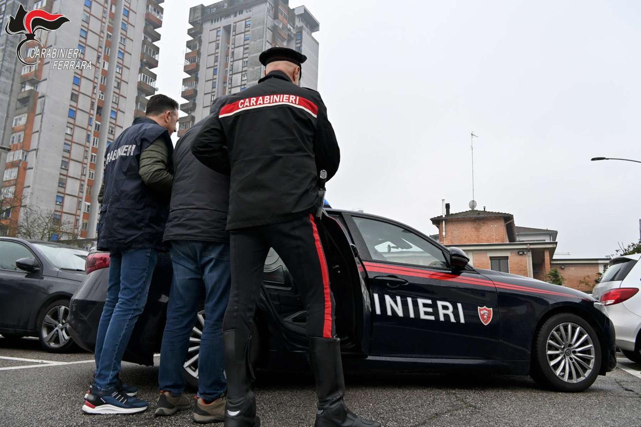 Spaccia in via Bologna a Ferrara ma viene visto dai carabinieri, arrestato