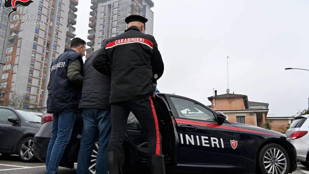Spaccia in via Bologna a Ferrara ma viene visto dai carabinieri, arrestato