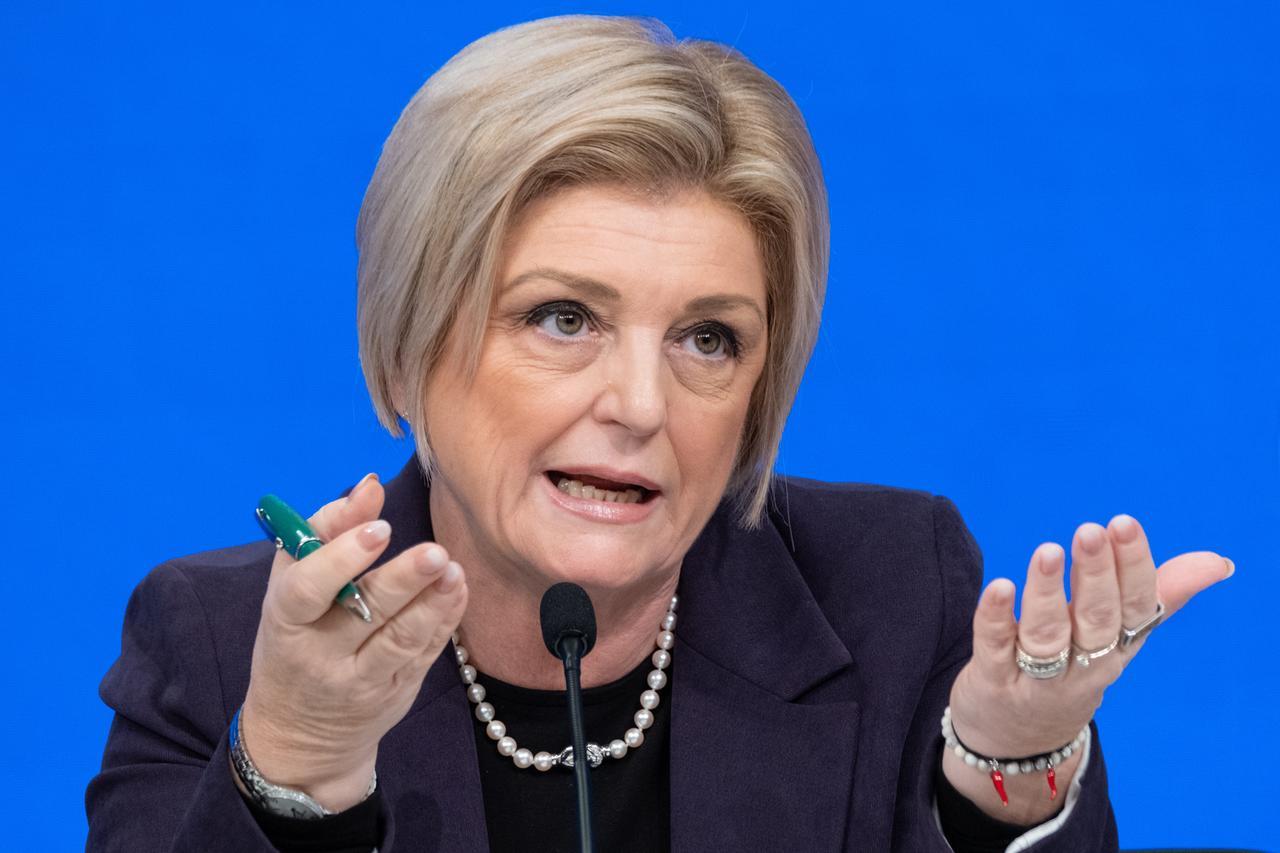 La ministra Calderone: «Laurea presa tutt'altro che in fretta e furia»