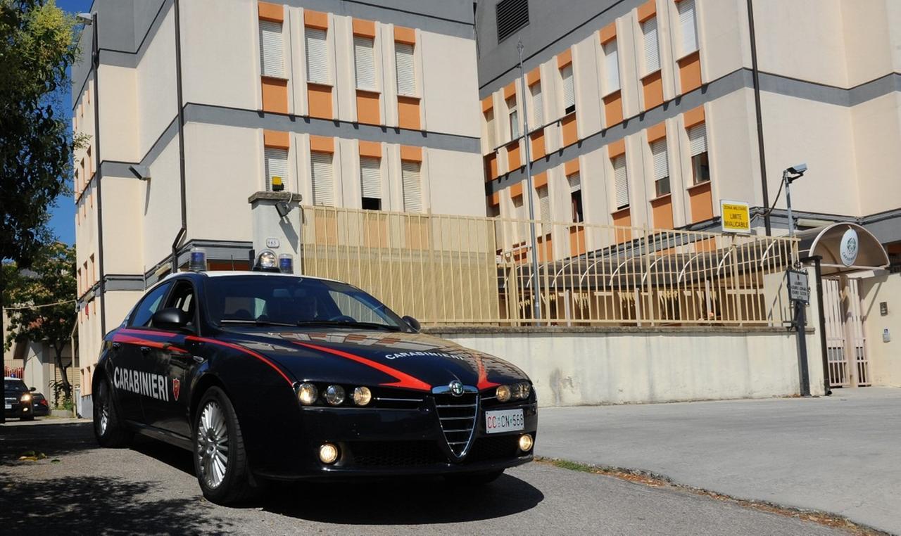 Nonostante il divieto, entra in casa della ex e la minaccia: arrestato