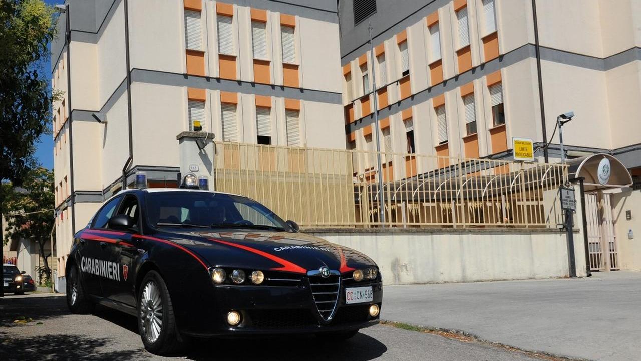 Nonostante il divieto, entra in casa della ex e la minaccia: arrestato