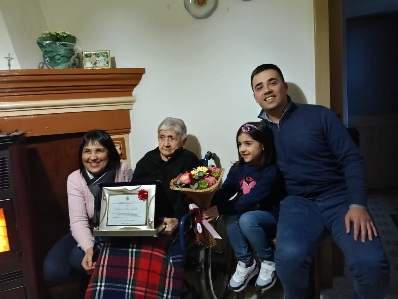 Maria Itria Lodde festeggia i 100 anni. Festa grande a Borore