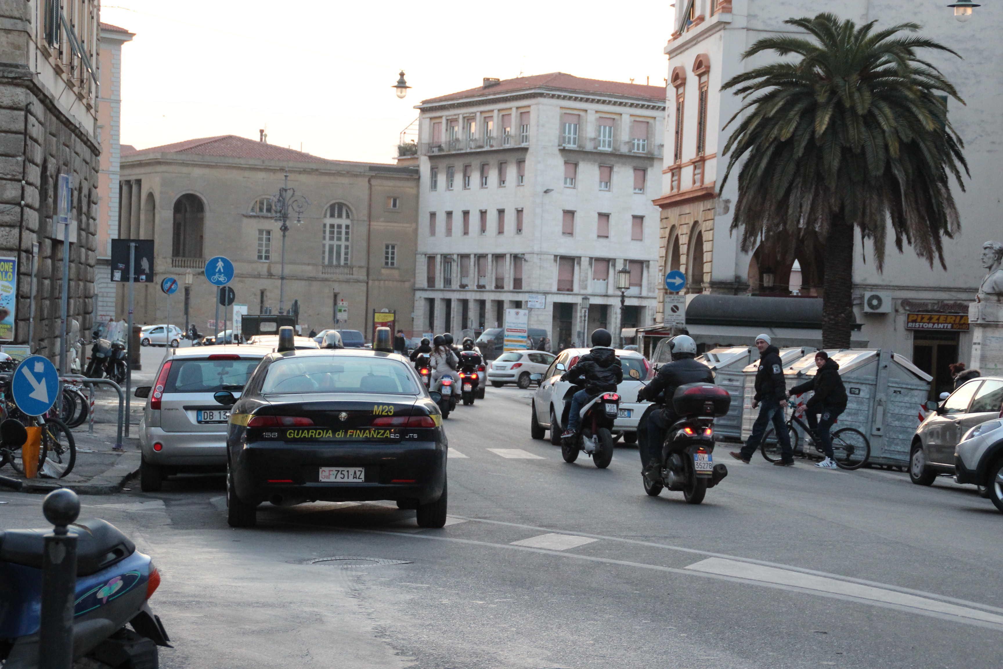 Un'auto della finanza in piazza della Repubblica (foto d'archivio)