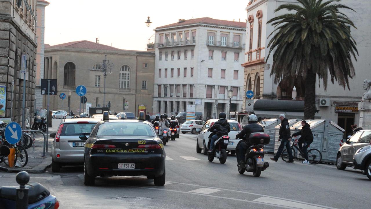 Un'auto della finanza in piazza della Repubblica (foto d'archivio)
