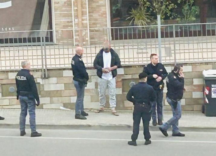 Sassari, semina il panico con una spranga: servono dieci agenti per fermarlo