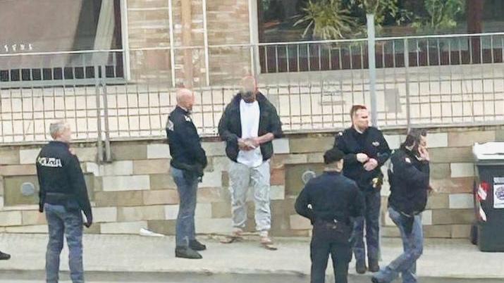 Sassari, semina il panico con una spranga: servono dieci agenti per fermarlo