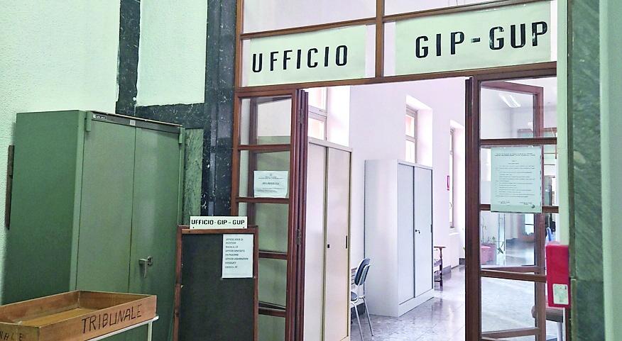 Sassari, i carabinieri cercano la refurtiva ma a casa trovano cocaina