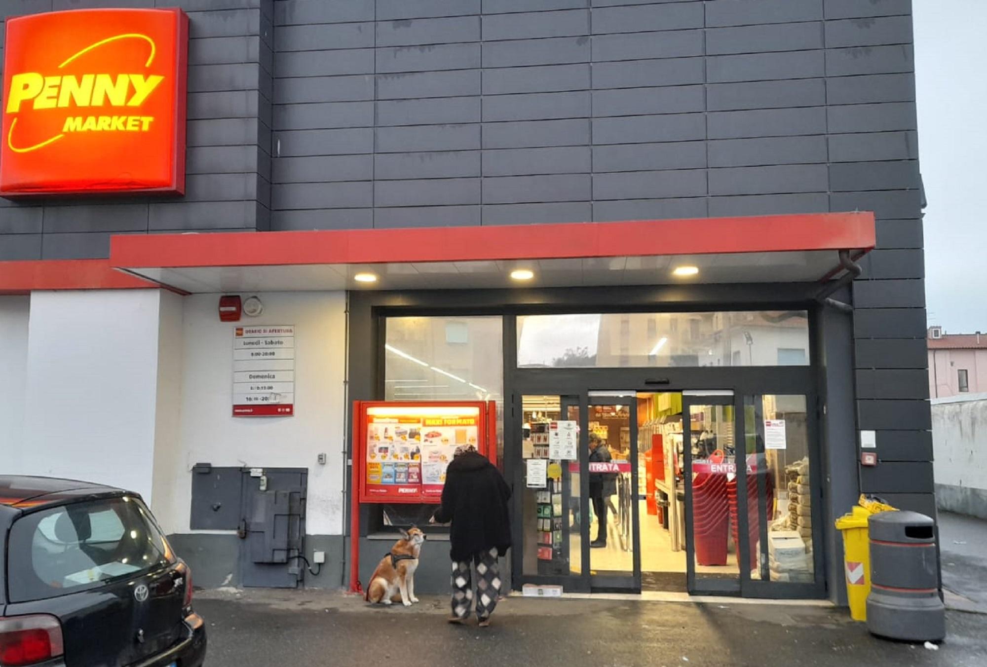 L'ingresso del Penny market di via Montefiore