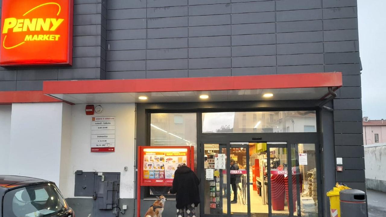 L'ingresso del Penny market di via Montefiore