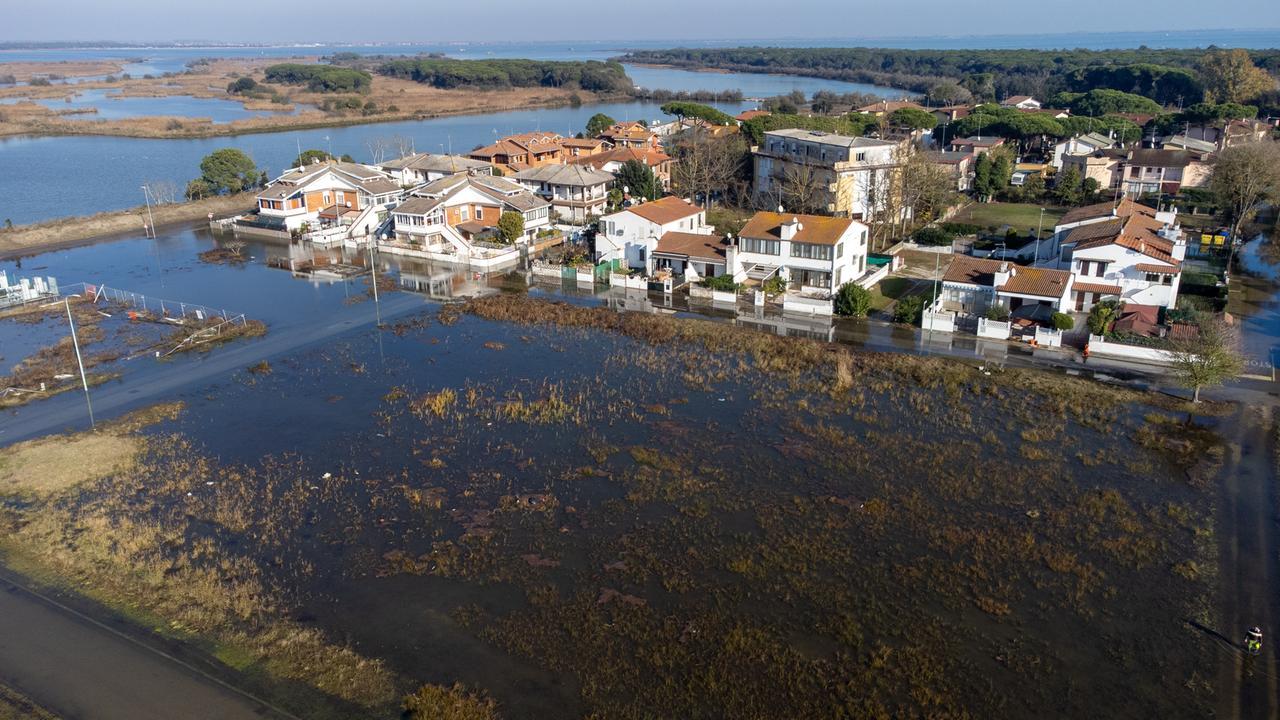 Lidi, il mare avanza implacabile e divora la costa: «Costruire meno»