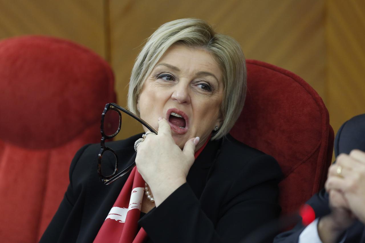 La ministra Calderone: «Esami di domenica da studente lavoratore». Ma nel curriculum aveva studio a Cagliari e incarichi nazionali