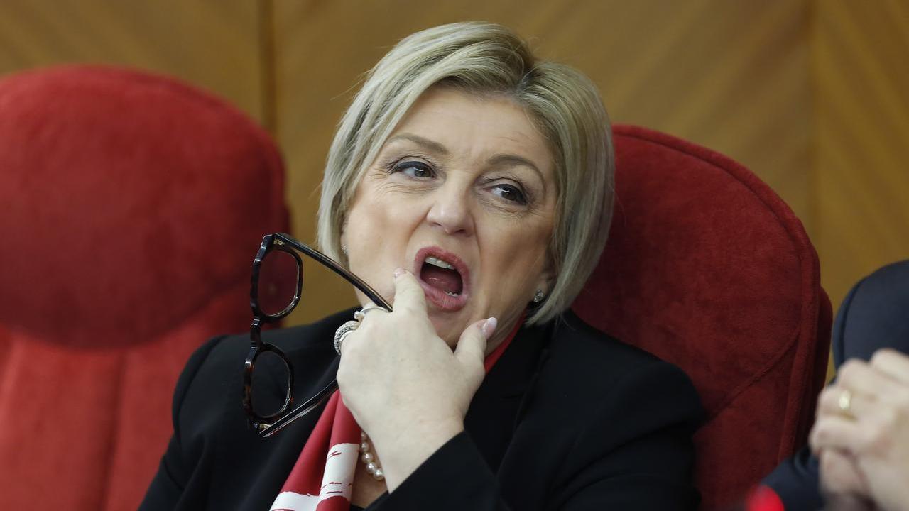 La ministra Calderone: «Esami di domenica da studente lavoratore». Ma nel curriculum aveva studio a Cagliari e incarichi nazionali