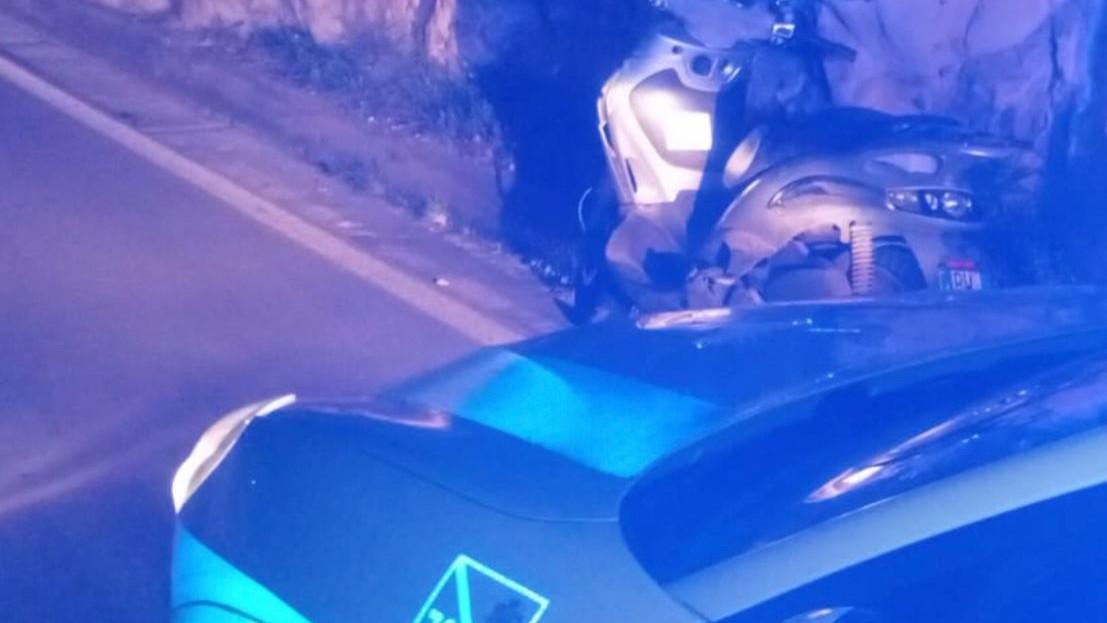 Perde il controllo dello scooter e finisce contro il muro