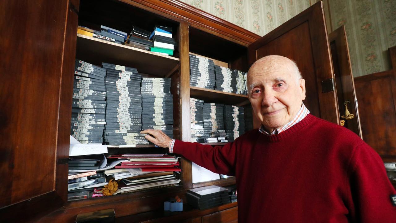 Raffaele Lucci nella sua abitazione in via Scandiana a Ferrara