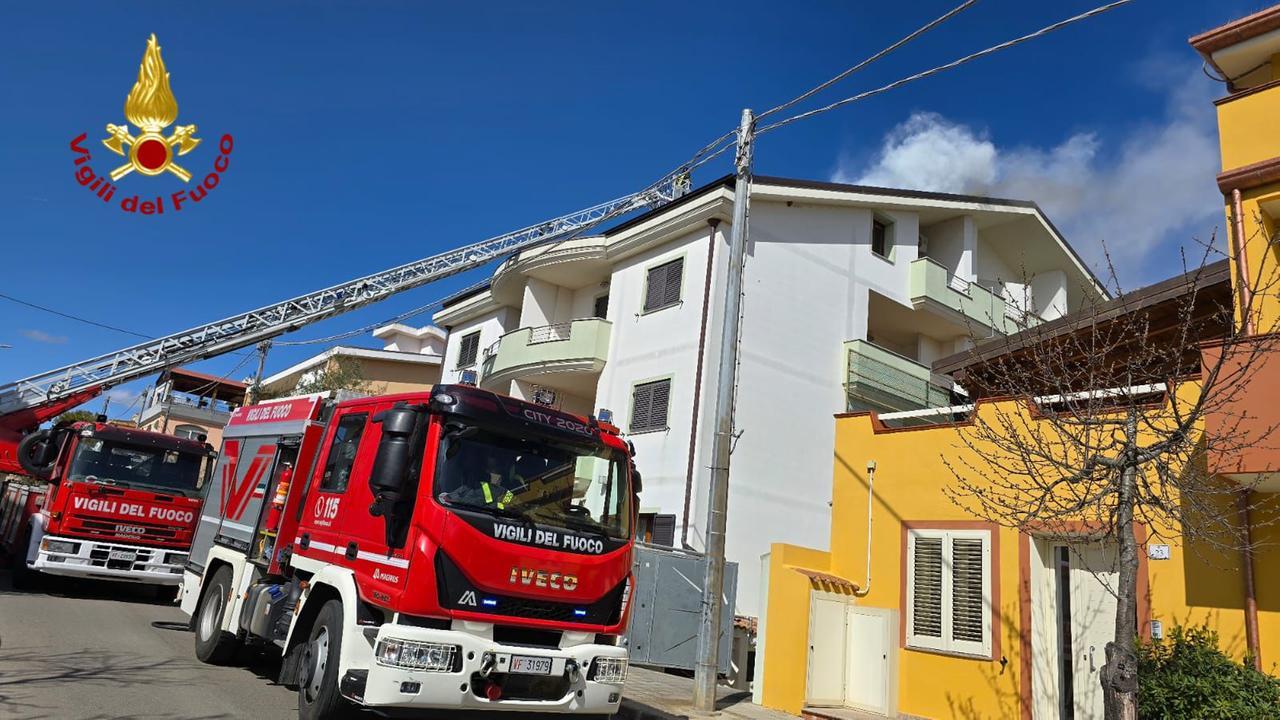 Nuoro, a fuoco i pannelli fotovoltaici sul tetto di una palazzina