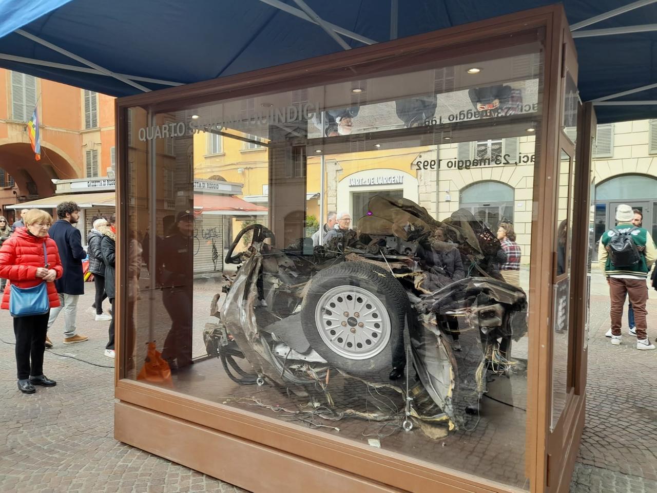 In piazza Prampolini i resti della Croma di Falcone