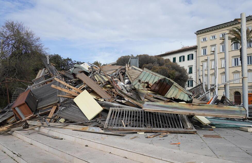 
	I resti di una delle baracchine abbattute sul viale Italia (foto Stick)


