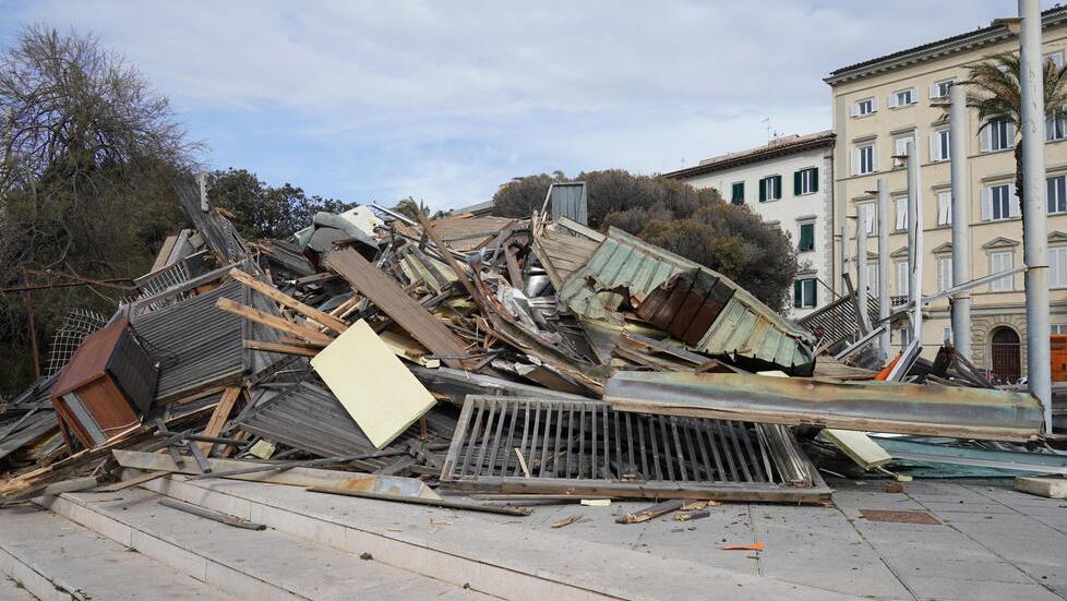 I resti di una delle baracchine abbattute sul viale Italia (foto Stick)