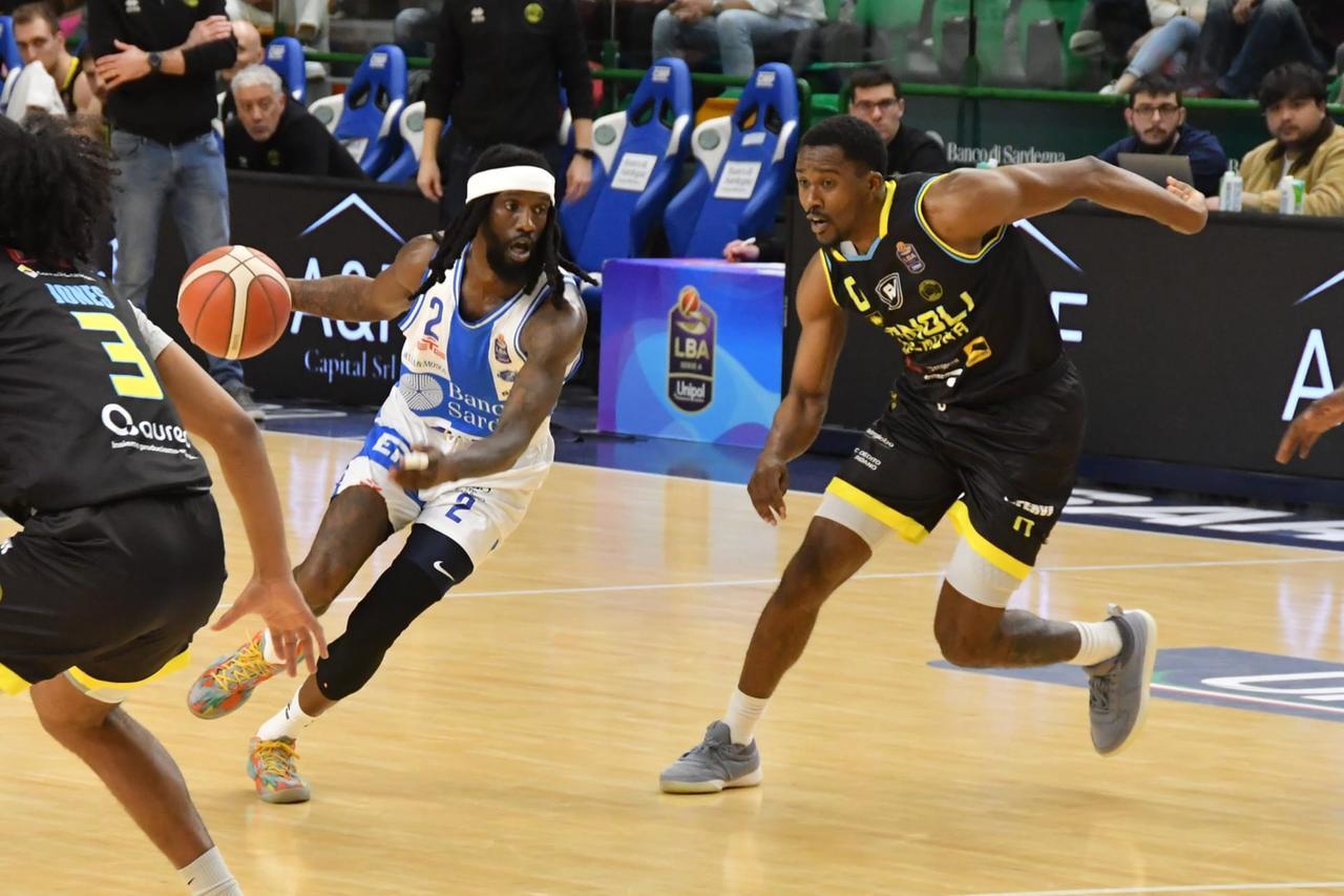 La Dinamo Banco di Sardegna sotto di due (40-42) dopo il primo tempo con Cremona