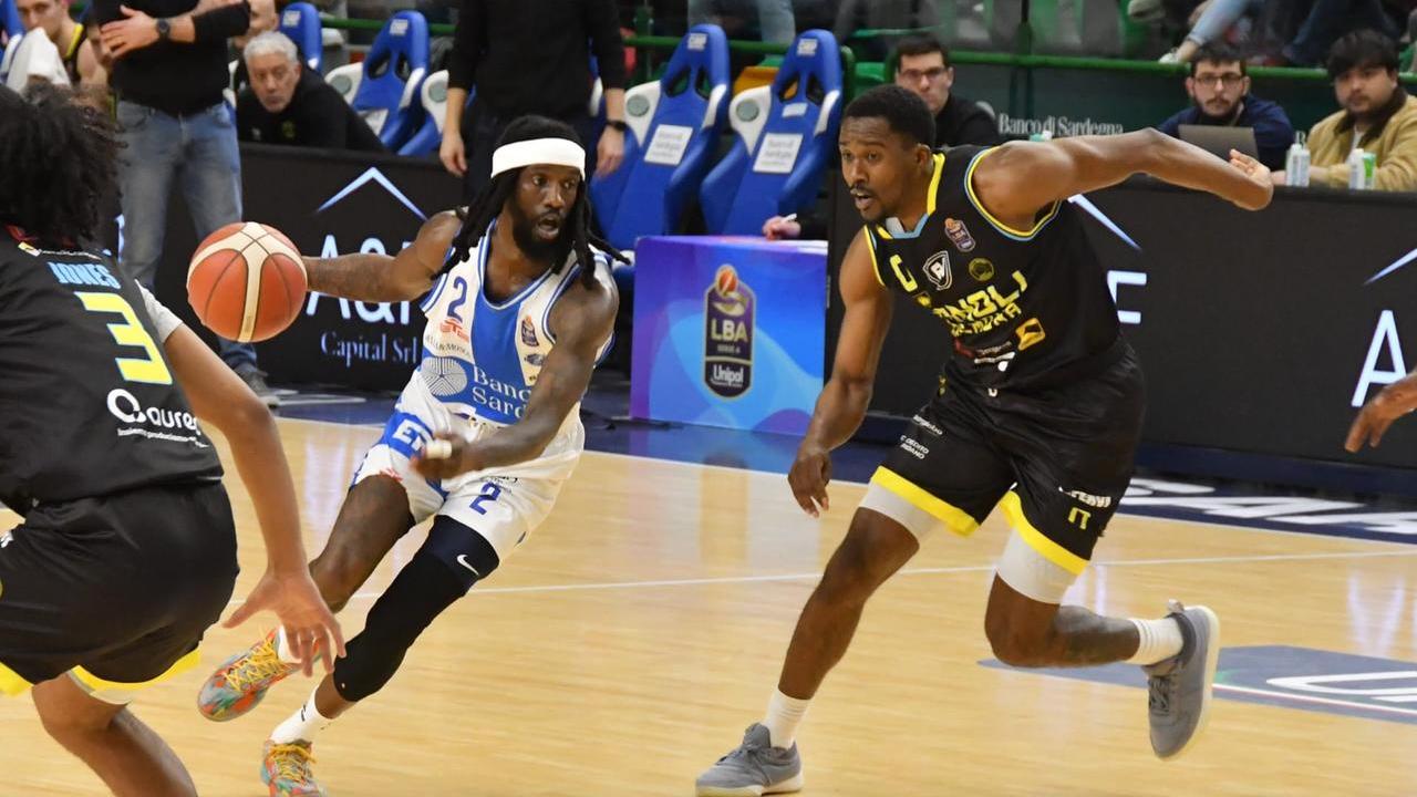 La Dinamo Banco di Sardegna sotto di due (40-42) dopo il primo tempo con Cremona