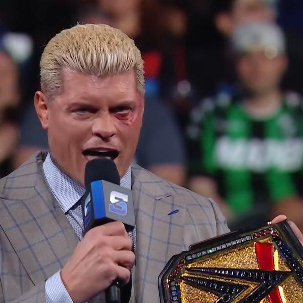 
	Steven sullo sfondo in maglia &nbsp;neroverde &nbsp;alle spalle di Cody Rhodes

