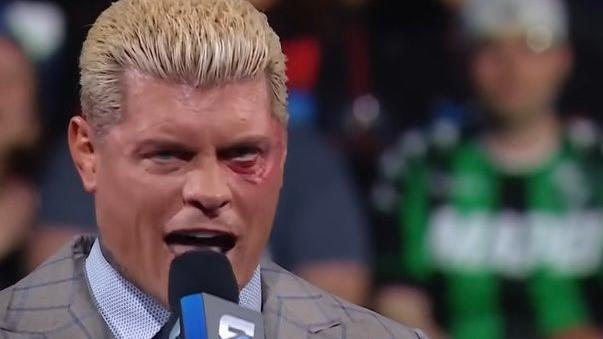 Steven sullo sfondo in maglia neroverde alle spalle di Cody Rhodes