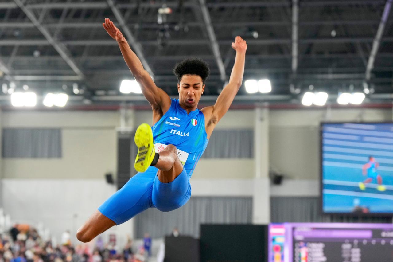 Mattia Furlani vince uno storico oro nel salto in lungo: il record, “il fattore C” e il rapporto con la mamma allenatrice
