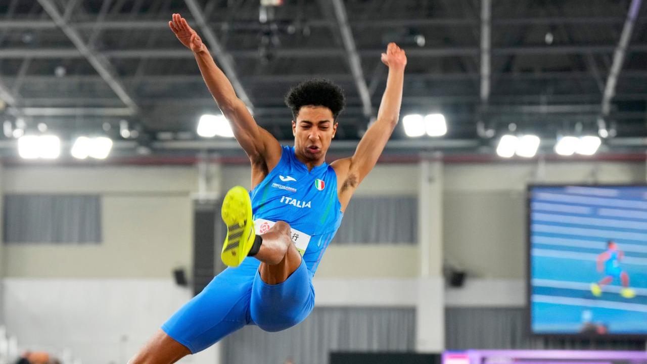 Mattia Furlani vince uno storico oro nel salto in lungo: il record, “il fattore C” e il rapporto con la mamma allenatrice