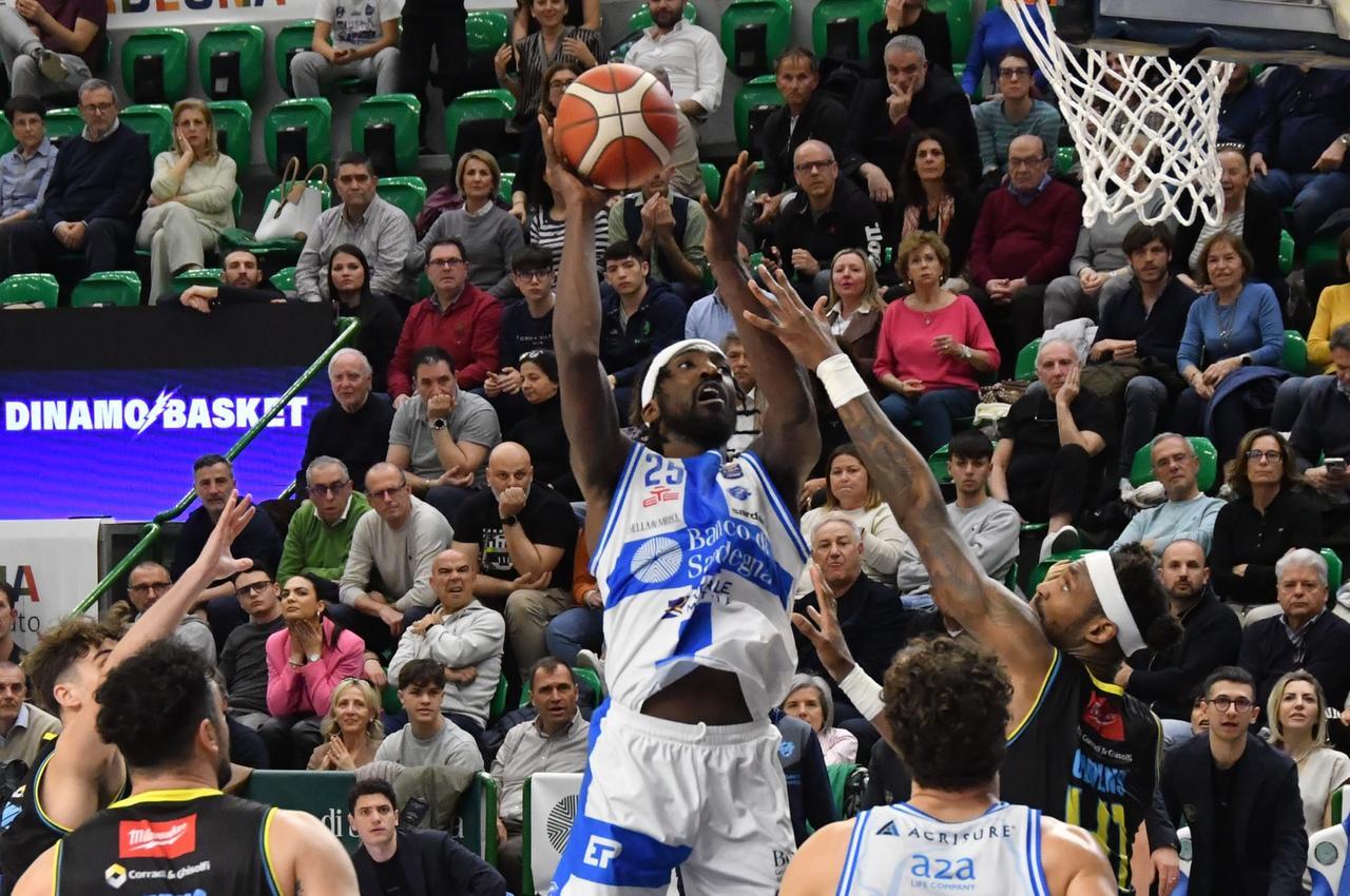 La Dinamo Banco di Sardegna batte anche Cremona e vede la salvezza (93-89)