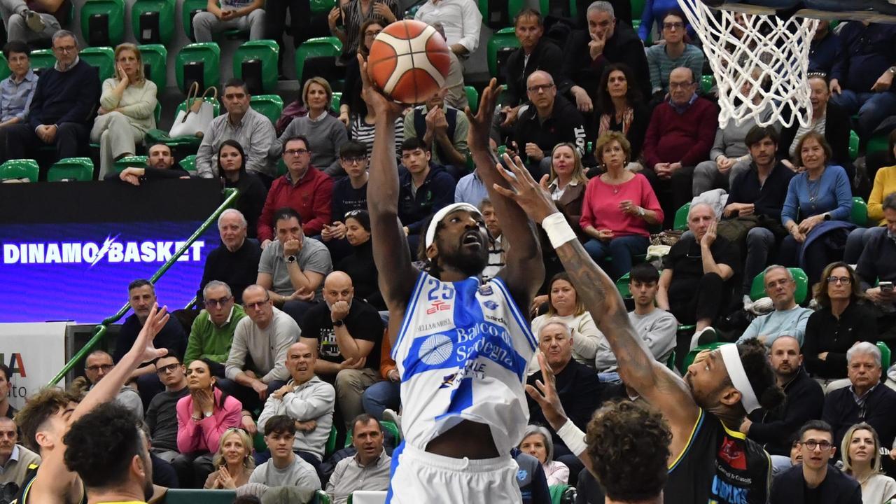 La Dinamo Banco di Sardegna batte anche Cremona e vede la salvezza (93-89)